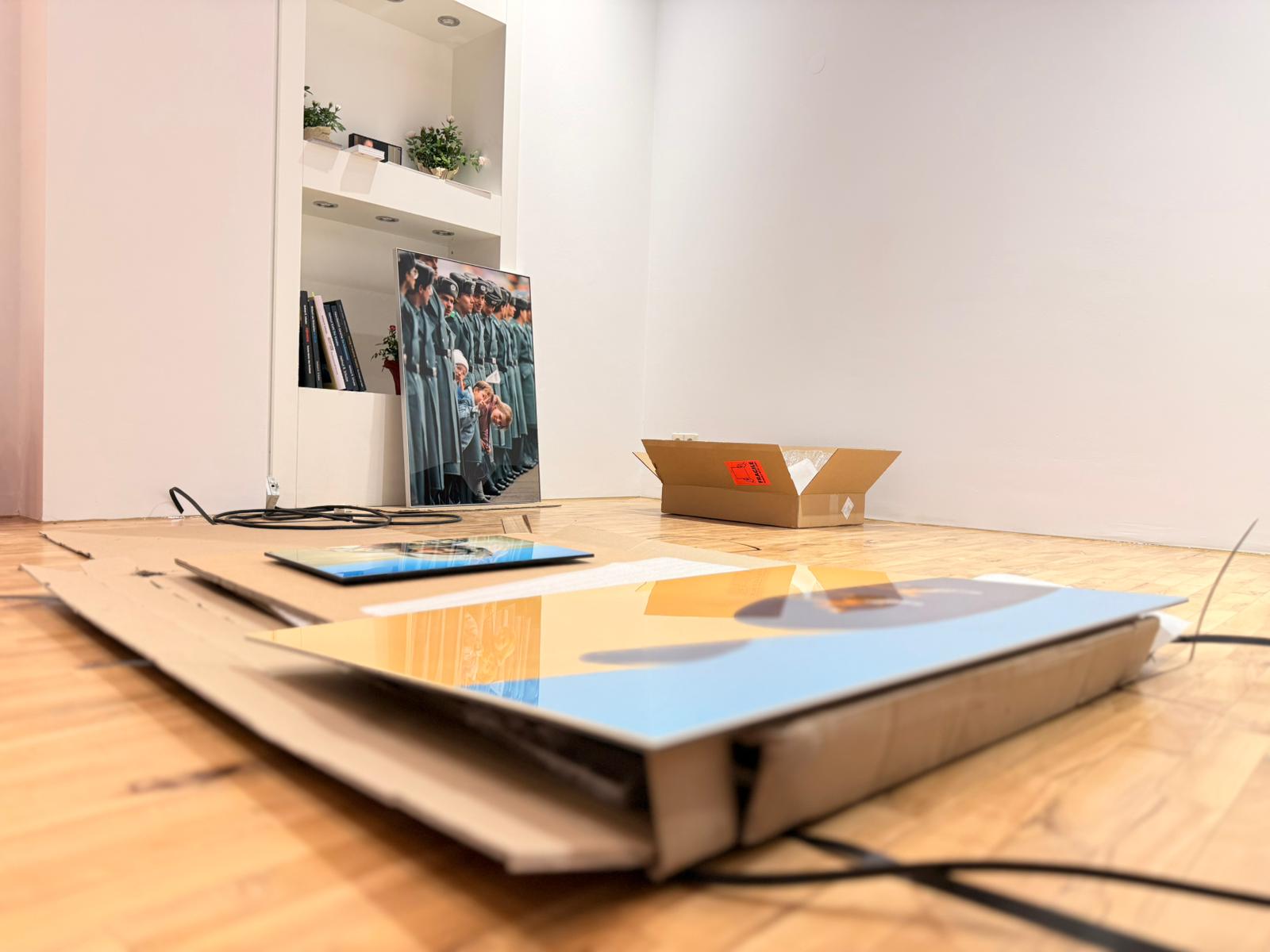 Die ersten Bilder für die neue Ausstellung treffen ein