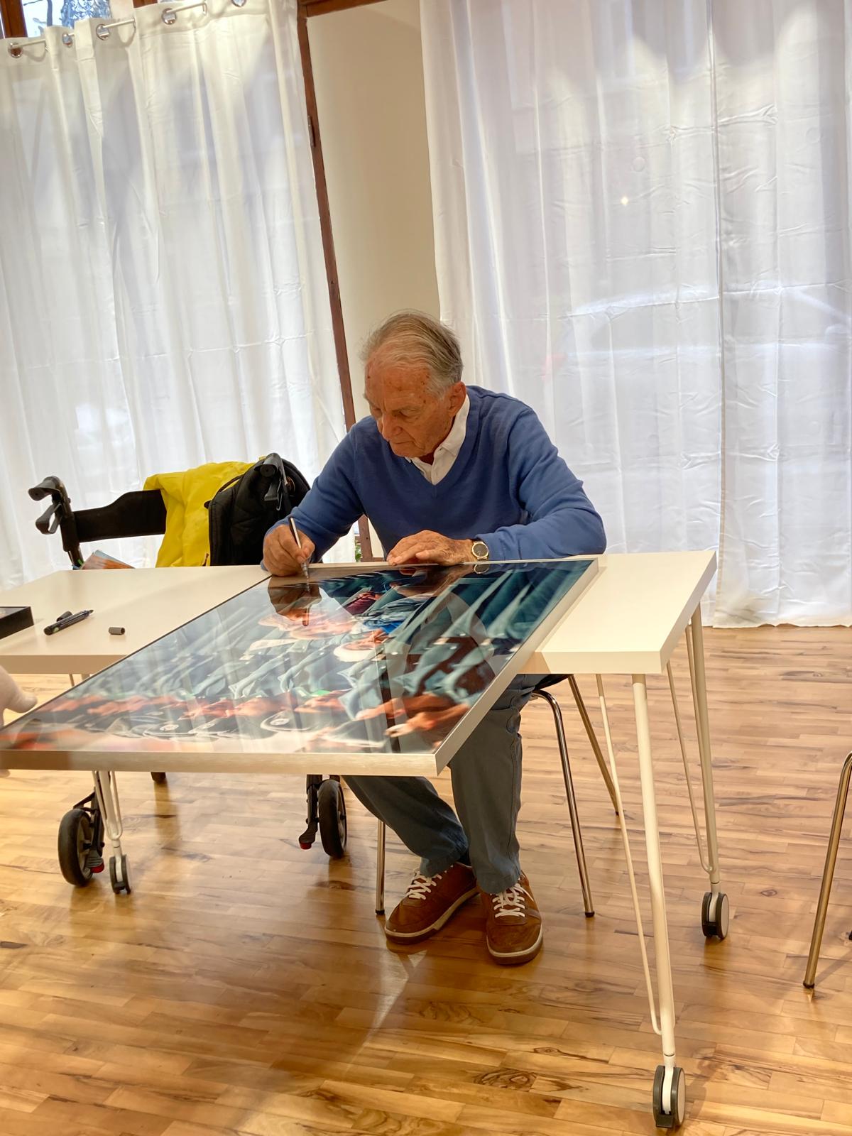 Helmut R. Schulze signiert seine Werke